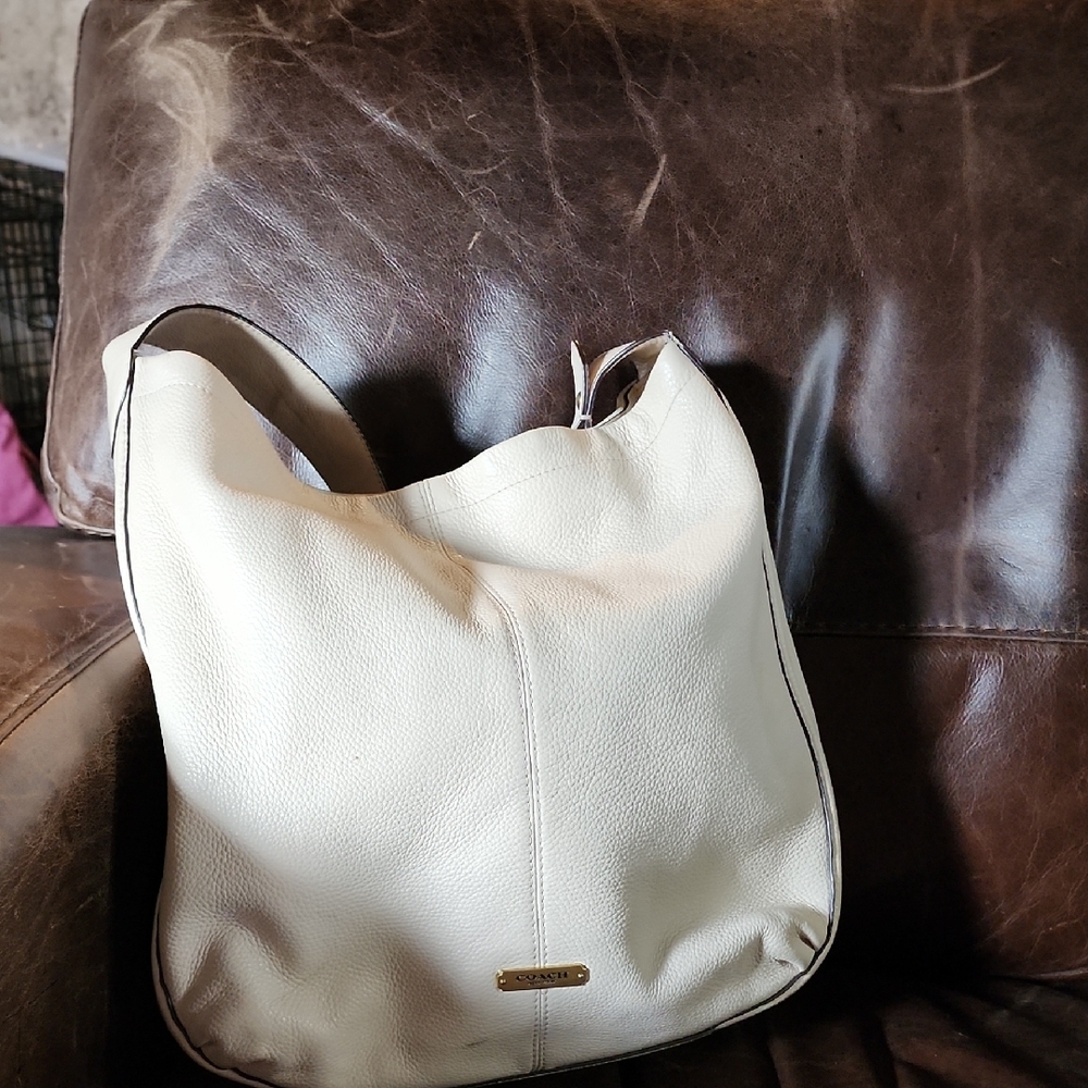 Elegant Cream Leather Shoulder Bag